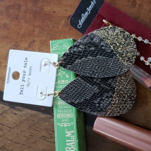 BEAUTY BUNDLE 💕 - Picture 3 of 7